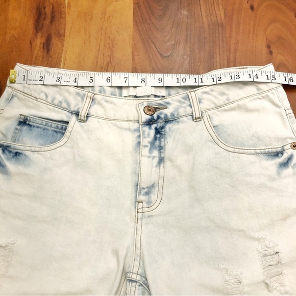 Vero Moda High Waisted Light Washed Distressed Denim Shorts. - Picture 5 of 9